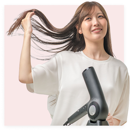 TD943Aで髪を乾かす女性